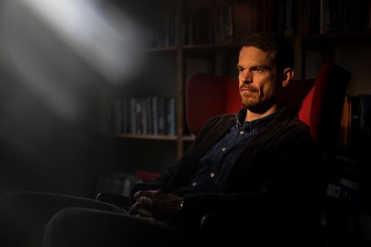 Svend Brinkmanns nære ven og kollega Anders var blot 48 år, da han tog sit eget liv. I 'Brinkmanns briks' taler psykologiprofessoren, som ses her, med Anders' hustru. Foto: Joachim Ladefoged