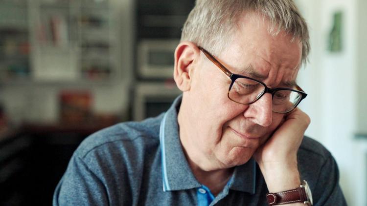 Poul Nyrup Rasmussen havde kun været statsminister i trekvart år, da hans datter Signe begik selvmord. I dokumentarserien 'Nyrup - Signes far' genbesøger han deres tid sammen og forsøger at forstå, hvad der skete i den unge kvindes liv.  Foto: Jakob Thorbek