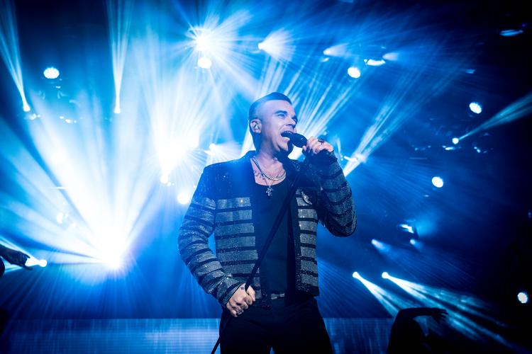 Robbie Williams er et af de navne, arrangørerne drømmer om at få til Viborg. Her giver den engelske entertainer koncert på Smukfest i 2019. Foto: Jens Hartmann