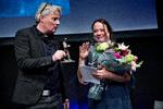 Merete Pryds Helle modtager Politikens Litteraturpris 2016 i Pressen. Politikens Jes Stein Pedersen overrækker prisen.   Foto: Jacob Ehrbahn
