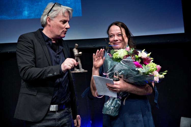 Merete Pryds Helle modtager Politikens Litteraturpris 2016 i Pressen. Politikens Jes Stein Pedersen overrækker prisen.   Foto: Jacob Ehrbahn