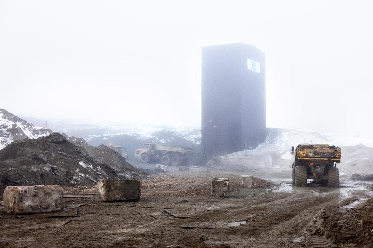 Mudderskredet har ramt en silo hos Nordic Waste, der er omkranset af mudder på en tredjedel af sin højde.   Foto: Finn Frandsen