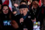 Jaroslaw Kaczynski, stifteren af Lov og Retfærdighedspartiet (PiS) taler til en demonstration side om side med Barbara Kaminska, konen til en af de nu fængslede parlamentarikere, Mariusz Kaminski. Demonstrationen var vendt mod regeringens udrensning af polsk statstv, TVP, og fængslingen af to parlamentarikere, der blev dømt for en gammel sag om bestikkelse og politisk forfølgelse, som PiS-regeringen forsøgte at annullere.  Foto: Wojtek Radwanski/Ritzau Scanpix