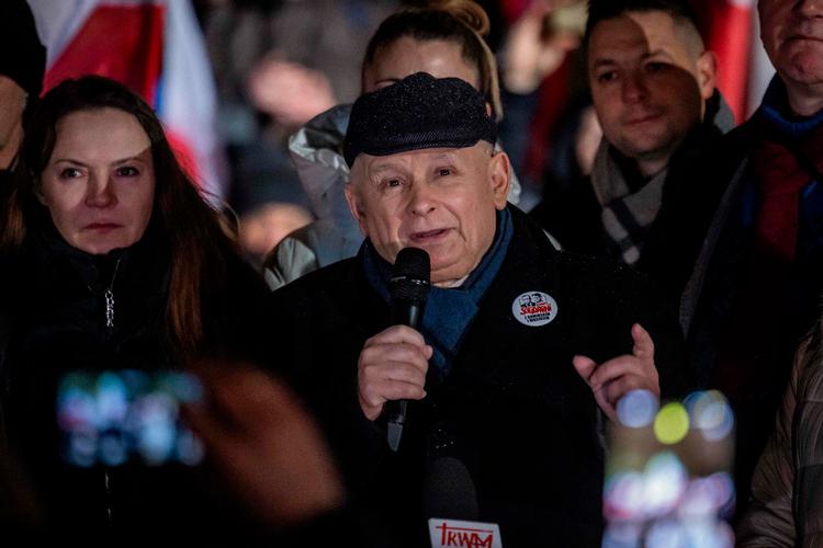 Jaroslaw Kaczynski, stifteren af Lov og Retfærdighedspartiet (PiS) taler til en demonstration side om side med Barbara Kaminska, konen til en af de nu fængslede parlamentarikere, Mariusz Kaminski. Demonstrationen var vendt mod regeringens udrensning af polsk statstv, TVP, og fængslingen af to parlamentarikere, der blev dømt for en gammel sag om bestikkelse og politisk forfølgelse, som PiS-regeringen forsøgte at annullere.  Foto: Wojtek Radwanski/Ritzau Scanpix
