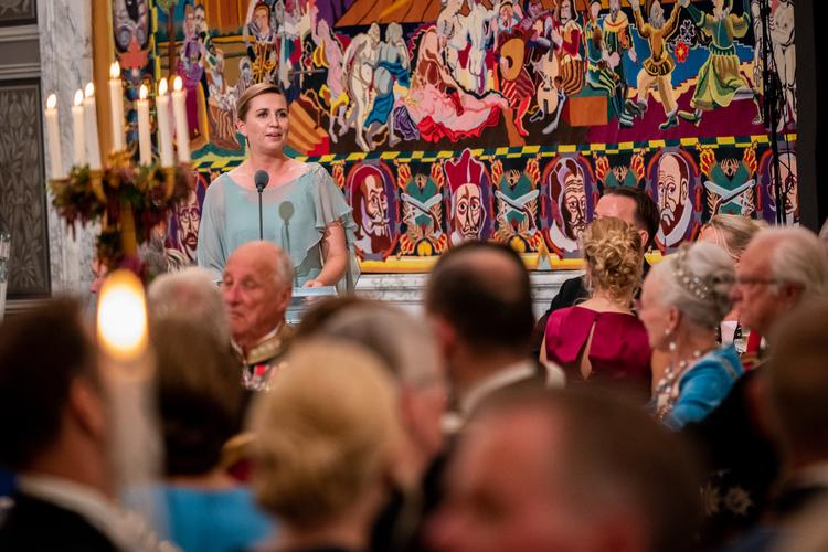 Statsminister Mette Frederiksen (S) - uden ordener på kjolen - holder tale under gallamiddagen under fejringen af dronningens 50-års regeringsjubilæum i 2022.  Foto: Ida Marie Odgaard/Ritzau Scanpix