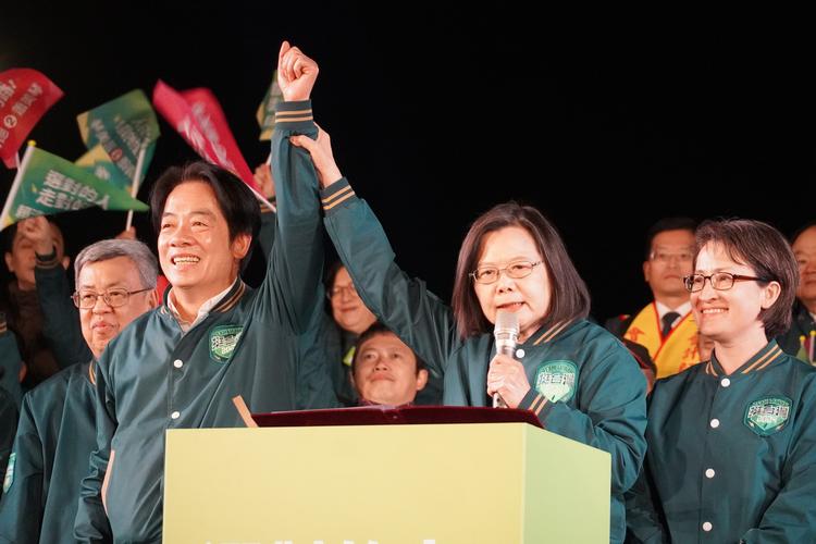 Lai Ching-te, til venstre, er tidligere vicepræsident i Taiwan. Han har lovet at videreføre den Kina-kritiske linje, som hans forgænger Tsai Ing-wen, i midten, har ført. Foto: Sebastian Stryhn Kjeldtoft