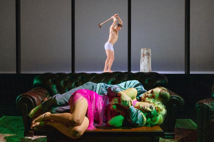 Det rene undergangsparty: På indædt og tragikomisk vis gælder det jagten på en mage, penge eller en grund til at leve – og hvem er byttedyr?  Foto: Sara Galbiati