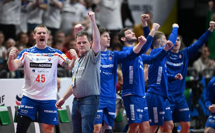 Peter Bredsdorff-Larsen og hans færøerske spillere lavede et sensationelt resultat mod Norge ved EM i Tyskland.  Foto: Annegret Hilse/Ritzau Scanpix