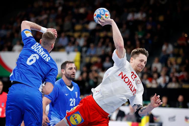 EM i herrehåndbold: Grækenland - Danmark i Olympiahalle i München. Grækenlands Theodoros Boskos og Danmarks Michael Damgaard. Foto: Jens Dresling
