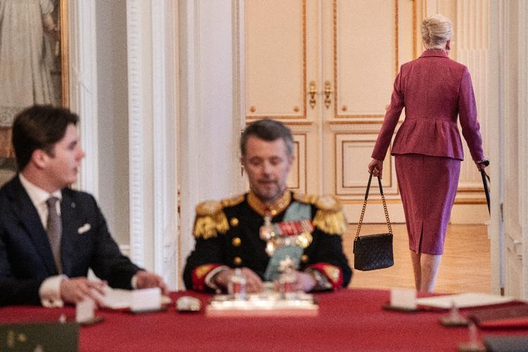 Dronning Margrethe forlader mødet i Statsrådet og overlader pladsen for bordenden til kong Frederik X, som har kronprins Christian ved sin side i Statsrådet på Christiansborg Slot i København søndag 14. januar 2024. Tronskiftet indtræffer under mødet i Statsrådet i det øjeblik, hvor dronningen har underskrevet erklæring om abdikation. Dronningen erklærede 31. december 2023, at hun ville abdicere 14. januar, og at kronprinsen fra denne dag er Danmarks regent.. (Foto: Mads Claus Rasmussen/Ritzau Scanpix) Foto: Mads Claus Rasmussen/Ritzau Scanpix
