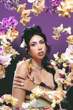 Kali Uchis lader varmen herske på sit fjerde album  'Orquídeas'. Foto: Coughs