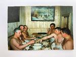 I officersklubben blev der dækket op med rigeligt med vodka og små russiske hapsere, da vi alle havde været i sauna. Billedet er taget af den straffefange, der vartede op. Maleriet på væggen er også et fangearbejde. Foto: En straffefange