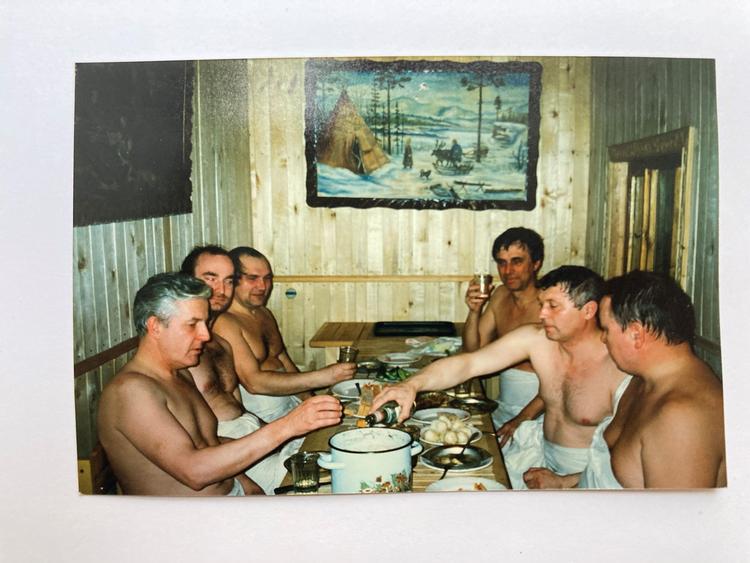I officersklubben blev der dækket op med rigeligt med vodka og små russiske hapsere, da vi alle havde været i sauna. Billedet er taget af den straffefange, der vartede op. Maleriet på væggen er også et fangearbejde. Foto: En straffefange