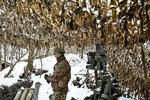 Fronten mellem de ukrainske og de russiske styrker rykker sig ikke meget – her på den ukrainske side i Zaporizjzja-regionen – men russerne har flere folk og flere penge, vurderer Claus Mathiesen fra Forsvarsakademiet.  Foto: Stringer/Ritzau Scanpix