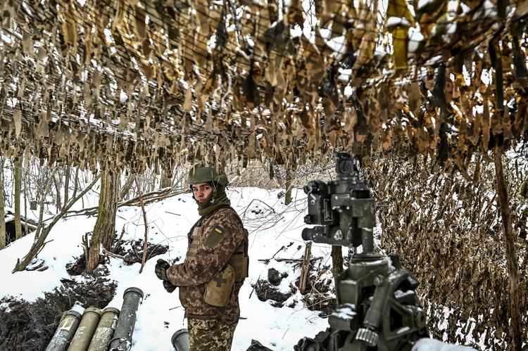 Fronten mellem de ukrainske og de russiske styrker rykker sig ikke meget – her på den ukrainske side i Zaporizjzja-regionen – men russerne har flere folk og flere penge, vurderer Claus Mathiesen fra Forsvarsakademiet.  Foto: Stringer/Ritzau Scanpix