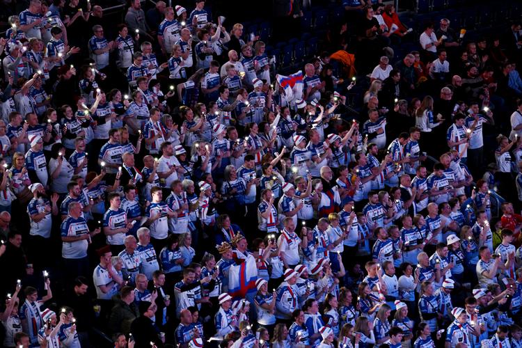 Et stort antal færinger har taget turen til Tyskland for at støtte deres helte. Trods den flotte opbakning var det ikke nok til at sikre avancement ved EM. Foto: Annegret Hilse/Ritzau Scanpix