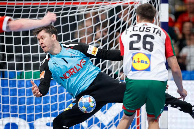 Niklas Landin stod en fremragende kamp. Her redder han et staffekast fra Portugals Francisco Mota da Costa. Foto: Jens Dresling