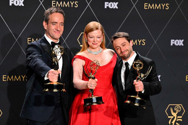  Matthew Macfayden, Sarah Snook og Kieran Culkin med deres statuetter.  Foto: Robyn Beck/Ritzau Scanpix