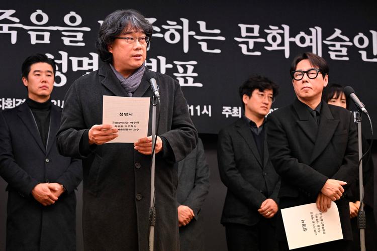 Flere koreanske berømtheder, herunder filminstruktøren Bong Joon-ho, krævede på et pressemøde, at koreansk politi og medier ændrer praksis, når de efterforsker kendisser. Bong Joon-ho har bl.a. instrueret filmen 'Parasite', som Lee Sun-kyun spillede en hovedrolle i. Foto: Jung Yeon-je/Ritzau Scanpix