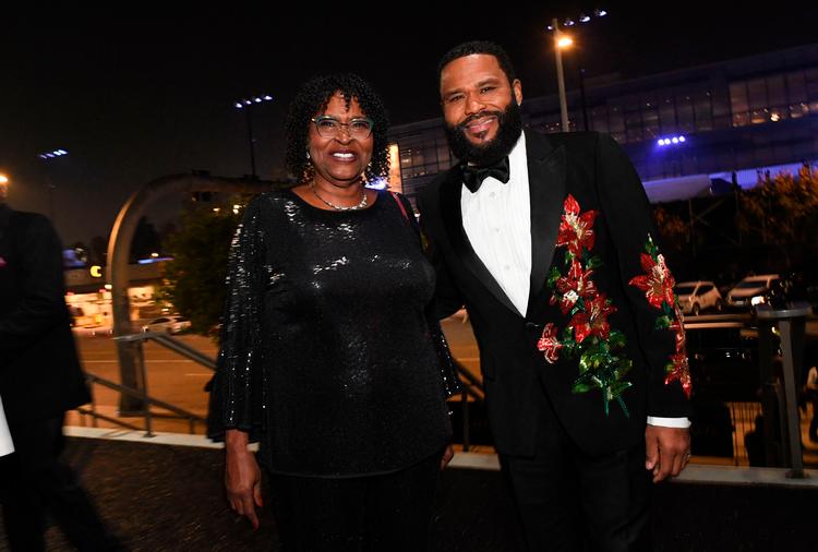 Anthony Anderson har taget sin mor, Doris Hancox, med, da han var vært for Emmy-uddelingen natten til mandag. Og moderen skulle komme til at spille en vigtig rolle i showet. Foto: Valerie Macon/Ritzau Scanpix