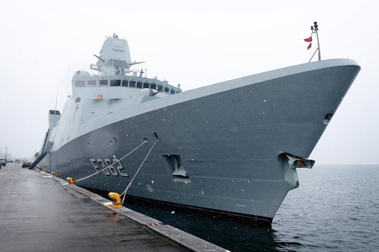 Søværnet råder over fem fregatter. Her er det 'Peter Willemoes'.  Hvilken en, der skal sendes til Det Røde Hav, er endnu ikke offentliggjort. Foto: Jens Dresling