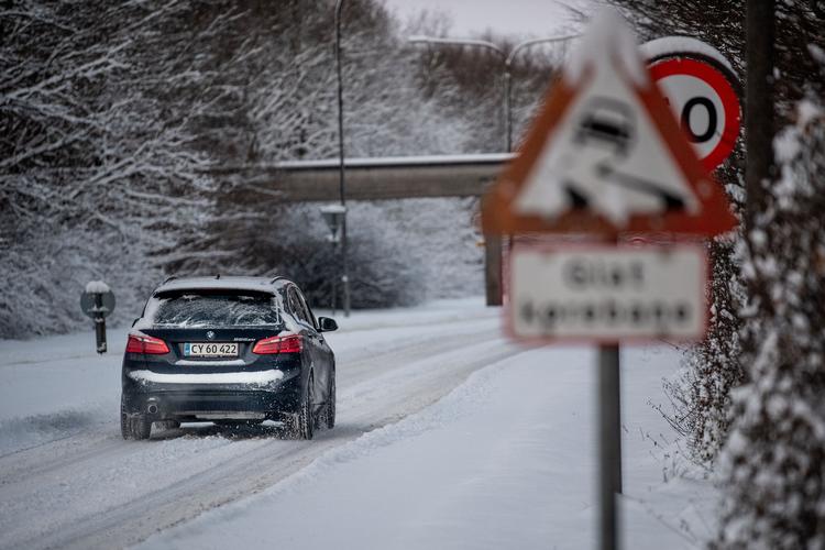Det er glat derude. Politiet advarer trafikanter om, at vejene mange steder er pivglatte. Foto: Morten Stricker/Ritzau Scanpix
