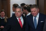 Ungarns leder Viktor Orban (tv.) besøgte tirsdag sin gode ven Robert Fico i Slovakiet, hvor de lovede at støtte hinanden over for EU-kritik af retsstat og korruptionsbekæmpelse i deres lande. Efter magtskifte i Polen har Orban brug for en ny allieret i retsstatskampen mod Bruxelles.. Foto: Bernadett Szabo/Ritzau Scanpix