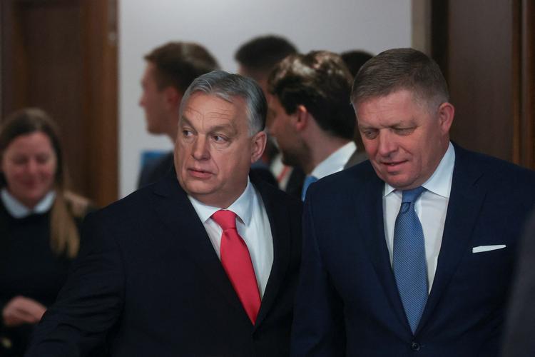 Ungarns leder Viktor Orban (tv.) besøgte tirsdag sin gode ven Robert Fico i Slovakiet, hvor de lovede at støtte hinanden over for EU-kritik af retsstat og korruptionsbekæmpelse i deres lande. Efter magtskifte i Polen har Orban brug for en ny allieret i retsstatskampen mod Bruxelles.. Foto: Bernadett Szabo/Ritzau Scanpix