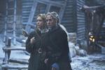 Alba August (th) og Sophie Cookson vil hævne sig på den danske konge, efter at en gruppe af hans brutale håndlangere har nedslagtet hele deres familie.   Foto: Scanbox