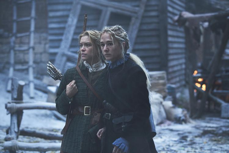 Alba August (th) og Sophie Cookson vil hævne sig på den danske konge, efter at en gruppe af hans brutale håndlangere har nedslagtet hele deres familie.   Foto: Scanbox