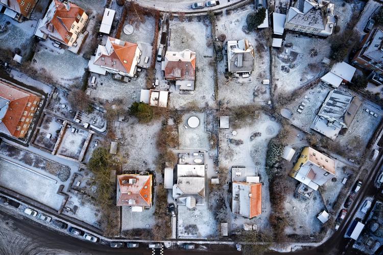 Forsikringsselskaber oplever boom i skader efter vådt, koldt og blæsende vejr. Her er et sneklædt villakvarter i Brønshøj.  Foto: Jens Dresling