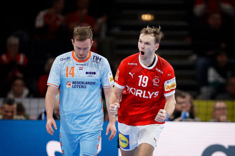 Danmarks Mathias Gidsel jubler efter en scoring. Hollands Bobby Schagen til venstre. Foto: Jens Dresling