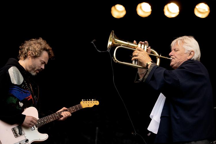 Jakob Bro og Palle Mikkelborg fotograferet, da de for et par år siden gav koncert sammen med Marilyn Mazur.  Foto: Peter Hove Olesen
