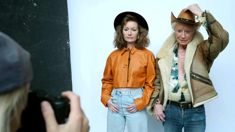 Honey Biba Beckerlee og farmand Franz Beckerlee bliver iscenesat glamourøst i programmet 'Født i rampelyset'.  Foto: Anders Aagaard