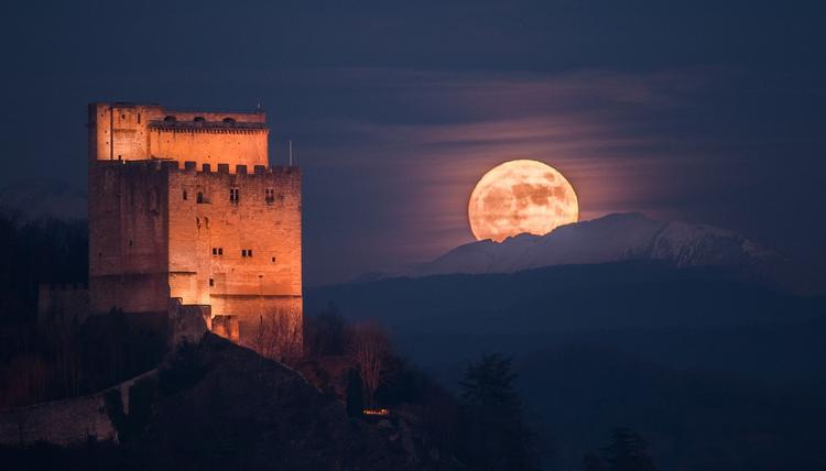 Som et fyrtårn, der spejder ud over havet, hviler Crest-tårnet på bjergkammen i Drômedalen med en panoramaudsigt til frodige, sydfranske bjergkæder og landsbyer. Foto: Vallée de la Drômes turistkontor