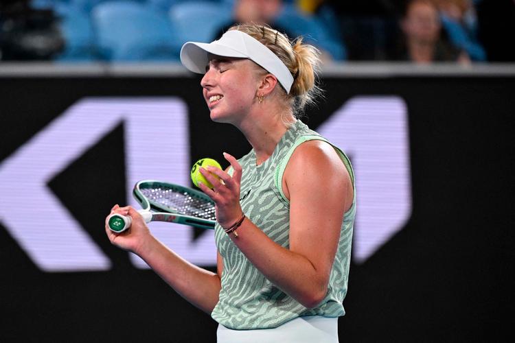 Clara Tauson pressede Victoria Azarenka ud i tre sæt, men kunne ikke holde det høje niveau. Dermed er alle tre danskere ude af Australian Open.  Foto: William West/Ritzau Scanpix