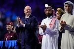 Fifa-præsident Gianni Infantino (tv.) var til stede, da Saudi-Arabien i december var vært for VM for klubhold. Det samme var DBU-toppen, der benyttede lejligheden til at arbejde på at få et møde i stand med landets fodboldforbund, når det senere i år efter alt at dømme bliver officielt, at Saudi-Arabien skal være vært for VM i fodbold i 2034. Foto: Manu Fernandez/Ritzau Scanpix