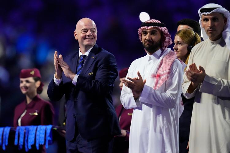 Fifa-præsident Gianni Infantino (tv.) var til stede, da Saudi-Arabien i december var vært for VM for klubhold. Det samme var DBU-toppen, der benyttede lejligheden til at arbejde på at få et møde i stand med landets fodboldforbund, når det senere i år efter alt at dømme bliver officielt, at Saudi-Arabien skal være vært for VM i fodbold i 2034. Foto: Manu Fernandez/Ritzau Scanpix
