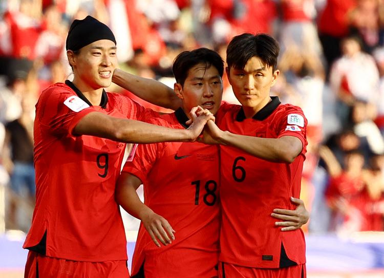 I den første kamp ved Asian Cup udgjorde Cho Gue-sung (tv.) i de første 71 minutter Sydkoreas angrebsduo sammen med Tottenhams Son Heung-Min. Foto: Molly Darlington/Ritzau Scanpix