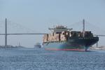 Et containerskib på vej ind i Suezkanalen. Ruten sikrer Egypten indtægter, men den er også udsat. Det kan være med til at fremskynde arbejdet på en alternativ fragtrute over land. Arkivfoto. Foto: Suez Canal Authority/Ritzau Scanpix