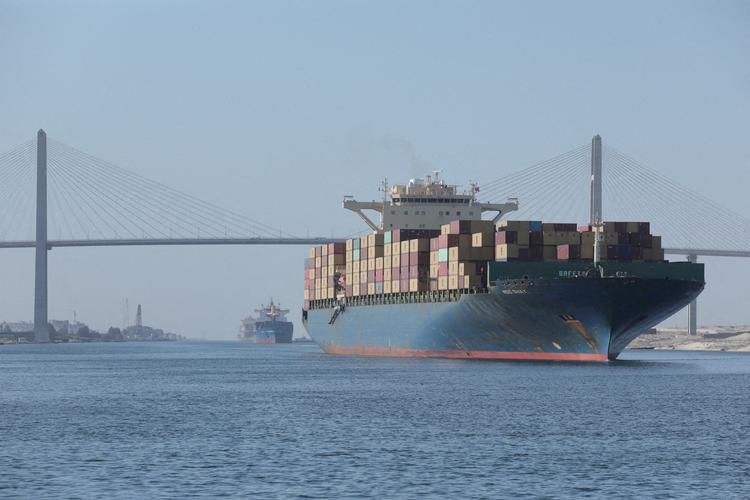 Et containerskib på vej ind i Suezkanalen. Ruten sikrer Egypten indtægter, men den er også udsat. Det kan være med til at fremskynde arbejdet på en alternativ fragtrute over land. Arkivfoto. Foto: Suez Canal Authority/Ritzau Scanpix