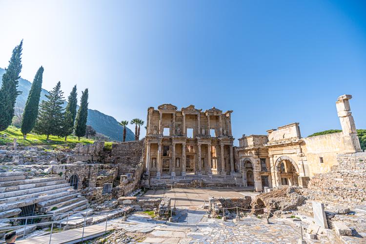 I nærheden af Izmir finder man den store oldtidsby Efesos, som var den næststørste i Romerriget. Turister kommer fra hele verden for at se den. Foto: Pressefoto