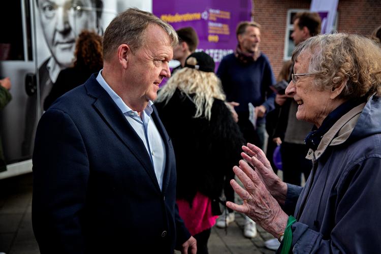 Moderaternes kandidater vil gøre lokalplejehjem til en mærkesag, når der i 2025 afholdes kommunalvalg. Her er partiformand Lars Løkke i snak med en vælger under valgkampen til folketingsvalget i 2022. Foto: Martin Lehmann