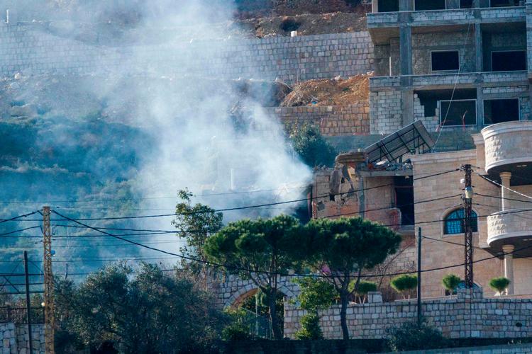 Røg bølger fra en smadret bygning efter endnu et israelsk angreb. Denne gang på landsbyen Kfar Kila i Libanon ved grænsen til Israel i kampen mellem Israel og Hamas-krigere. Foto: Hassan Fneich/Ritzau Scanpix