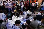 Næsten 160 mennesker mistede livet under en halloweenfejring i Sydkoreas hovedstad, Seoul, i 2022. Festen endte galt, da en stor folkemængde blev fanget  i en smal gyde.  Foto: Kim Hong-ji/Ritzau Scanpix