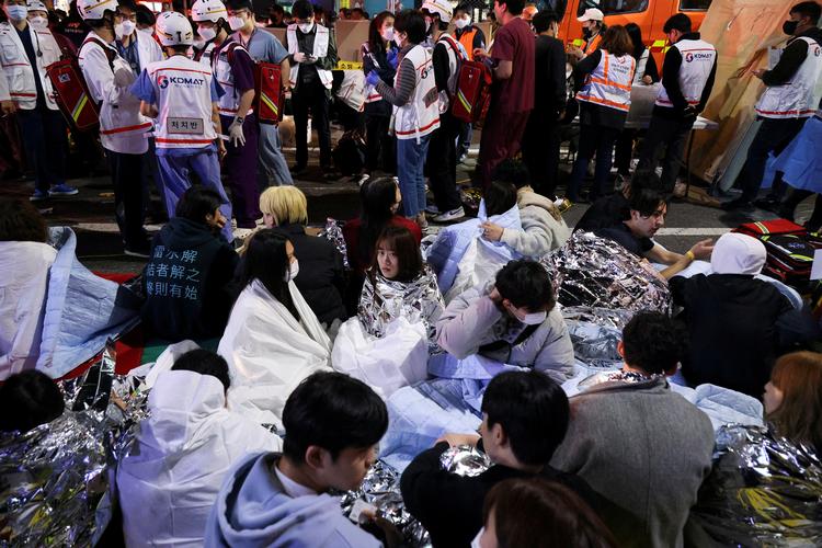 Næsten 160 mennesker mistede livet under en halloweenfejring i Sydkoreas hovedstad, Seoul, i 2022. Festen endte galt, da en stor folkemængde blev fanget  i en smal gyde.  Foto: Kim Hong-ji/Ritzau Scanpix