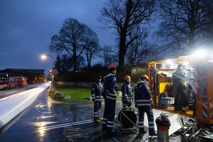 Danmark har været ramt af regn og sne i den seneste tid. Billedet er fra 3. januar, hvor værnepligtige fra Beredskabsstyrelsen på havnen i Præstø arbejder med at holde vandet væk fra byen.  Foto: Thomas Borberg