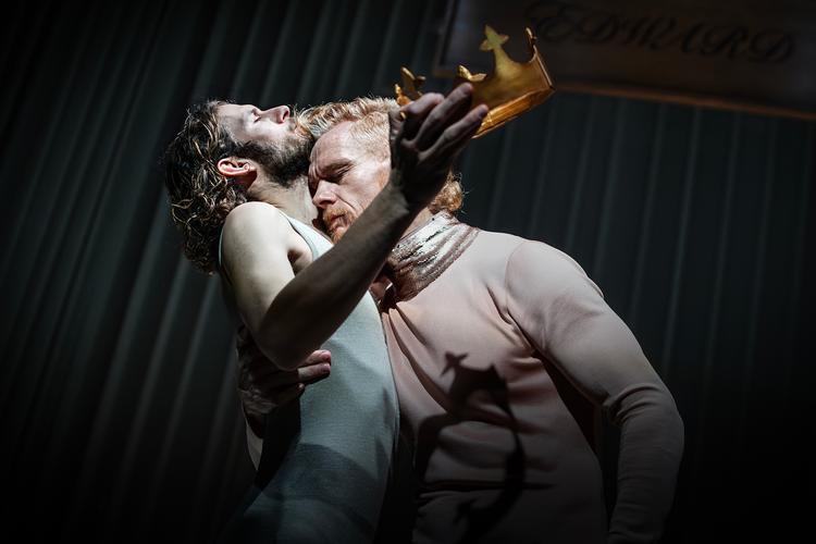 Bevægende er spillet mellem Peter Plaugborg og Simon Bennebjerg som de to elskende  - forhadte på magtens top.  Foto: Camilla Winther