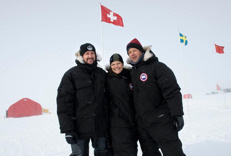 i 2009 var dengang kronprins Frederik, kronprinsesse Victoria fra Sverige og kronprins Haakon fra Norge i Grønland og satte fokus på klimaet. De besøgte bl.a. Eemian isboringsprojektet, hvor forskere fra Københavns Universitet hentede is til forskning i klimaforandringer. I sin nye bog fortæller kong Frederik, hvor meget hans oplevelser i Grønland og Færøerne har betydet for hans forhold til klima og natur. 

 Arkivfoto Jonas Ekströmer / Scanpix