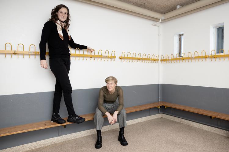 Det er slut med benskinner, fodboldstøvler og jord på knæene. Nicoline Sørensen (tv.) og Luna Gevitz er i gang med livets næste kapitel.  Foto: Thomas Borberg